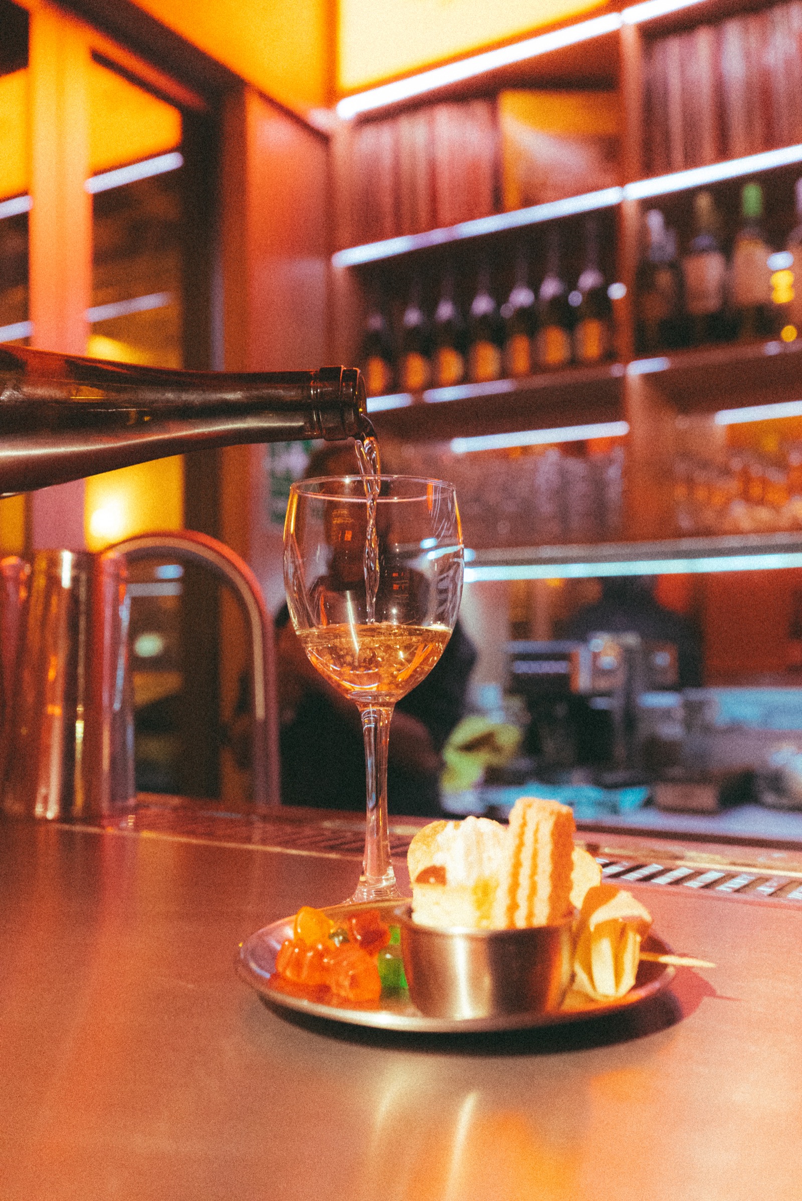 Interior del bar Martiniano con tocadiscos y ambiente íntimo